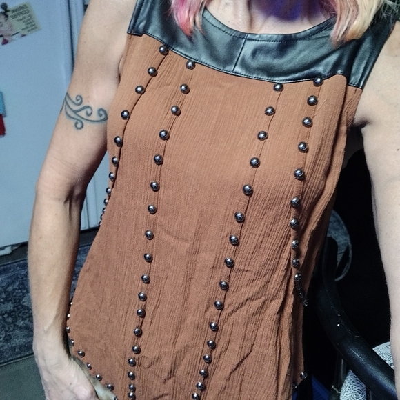 Studded sleeveless top - Picture 10 of 13
